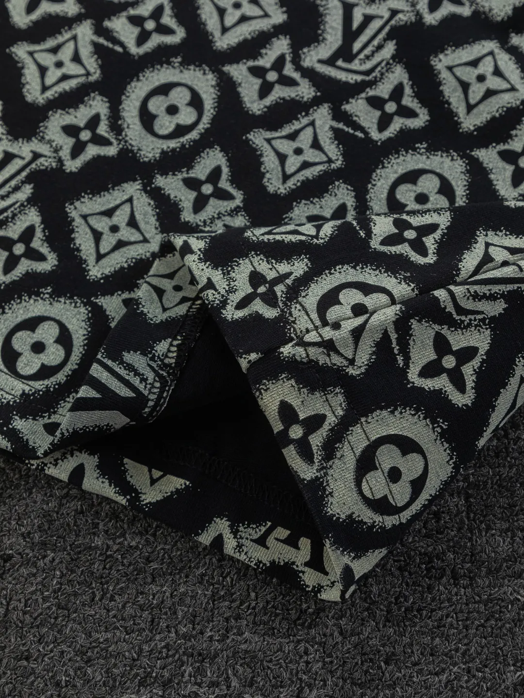 🅿️200 Louis Vuitton 1V LV micro-wide version S-XL LV 26ss new products are available at the counter simultaneously. Multiple craftsmanship, full jacquard presbyopia letter logo printing, round neck short-sleeved T-shirt, same style for men and women! Consigned to one-to-one creation. Synchronized with the official website, pure cotton fabrics at the counter! It is close to the skin and comfortable, durable and easy to wear. It has a classic and simple logo design and meticulous original craftsmanship. Short-sleeves, a must-have item for men, do not appear to be the same for the general public, but must be unique and eye-catching. This LV short-sleeve is all about quality, comfort, the same shape and fashion as always, including fabrics and cutting techniques. All of them have been made with great effort! 320 grams of washed pure cotton fabric, pure cotton is breathable, very refreshing and comfortable for daily wear. The rib knitting on the neckline is smooth and tight, and the neckline will not be skewed if you toss it at will. The loose version, you will find that it looks really good on the upper body. The overall is minimalist and neat, super versatile for daily use! Pair it casually with a pair of pants for a youthful look. A T-shirt will make your outfit crazy. It is a fashionable item that can never go wrong! Color: Black White Size: S-XL Size chart: S: Shoulder width 50-Bust 56-Length 70 M: Shoulder width 52-Bust 57-Length 72 L: Shoulder width 54-Bust 59-Length 74 XL: Shoulder width 56-Bust 62-Length 76